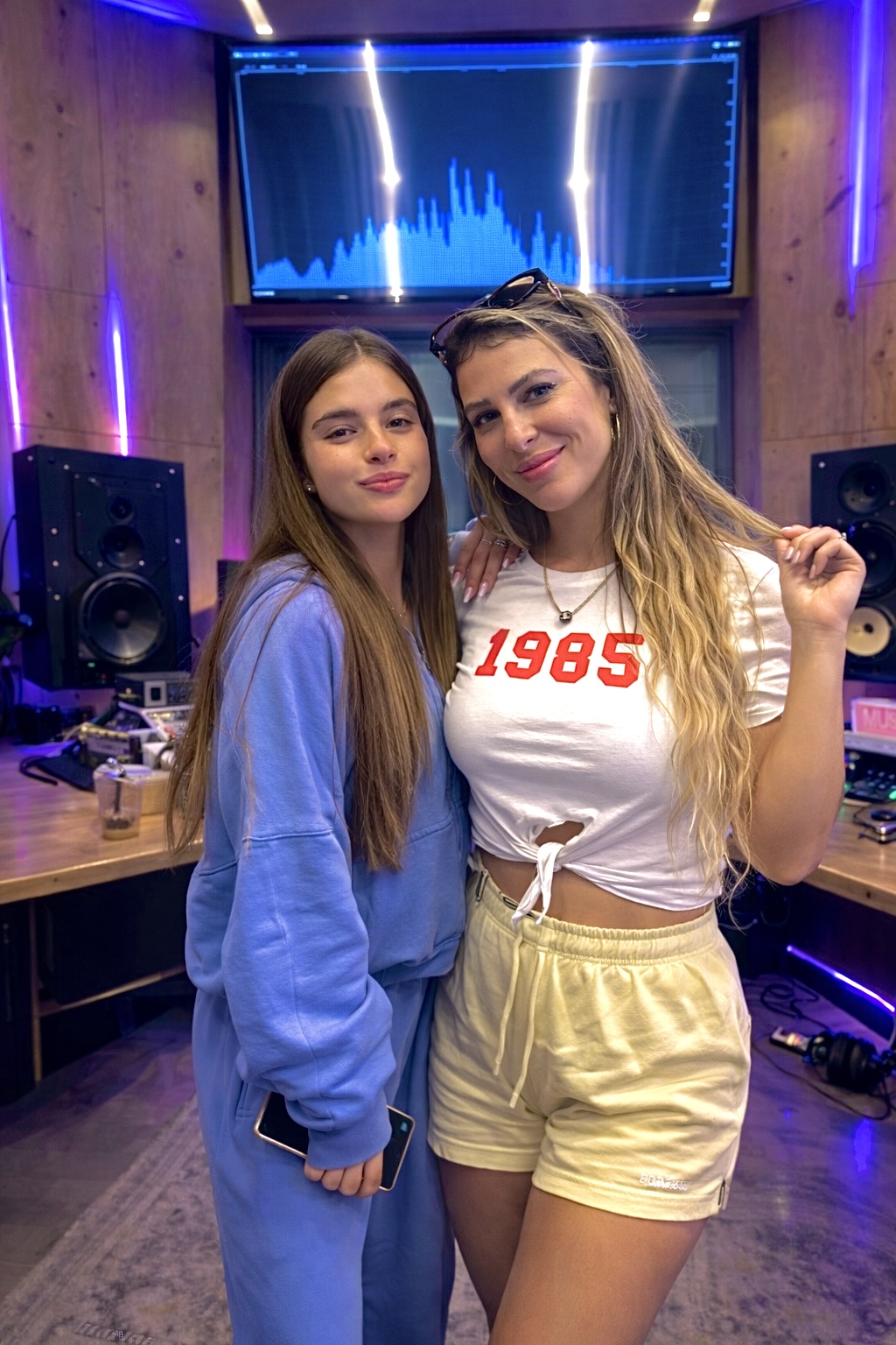 הדס שור עם נועה קירל בסטודיו